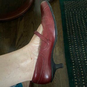 Kenneth Cole Reaction- red low heeled shoes